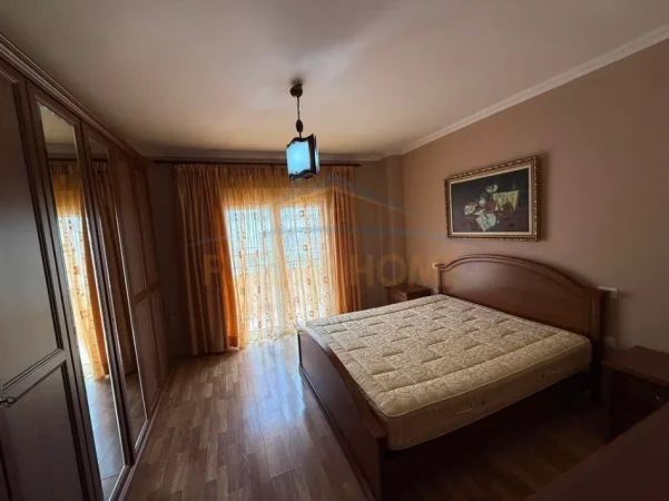 Tirane, jepet me qera apartament 1+1+Ballkon Kati 8, 74 m² 600 € (Sheshi Willson)
