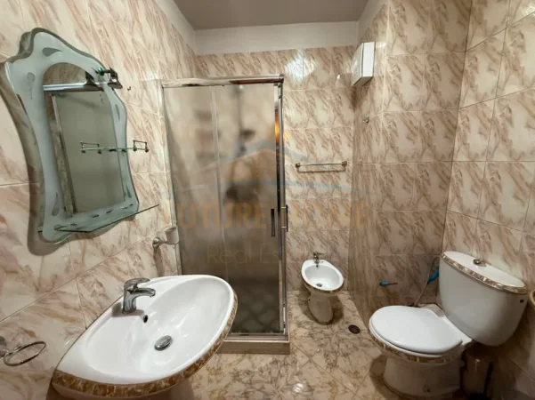 Tirane, jepet me qera apartament 1+1+Ballkon Kati 8, 74 m² 600 € (Sheshi Willson)