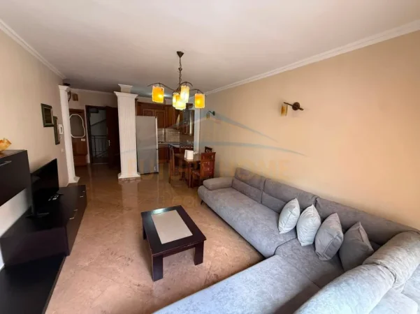 Tirane, jepet me qera apartament 1+1+Ballkon Kati 8, 74 m² 600 € (Sheshi Willson)