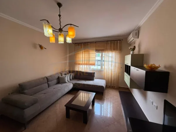 Tirane, jepet me qera apartament 1+1+Ballkon Kati 8, 74 m² 600 € (Sheshi Willson)