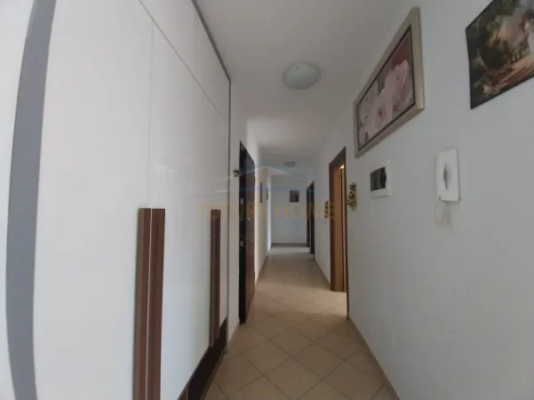 Tirane, jepet me qera apartament 2+1+Ballkon Kati 3, 100 m² 600 € (Rruga Jordan Misja)