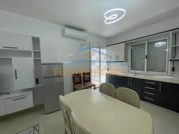 Tirane, jepet me qera apartament 2+1+Ballkon Kati 3, 93 m² 500 € (Fresku)