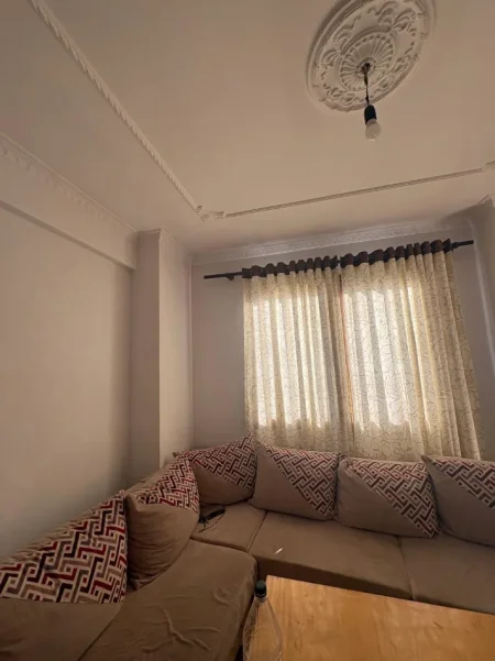 Tirane, jepet me qera apartament 1+1 Kati 3, 61 m² 400 € (Bar Bohem ne Astir)