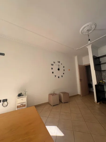 Tirane, jepet me qera apartament 1+1 Kati 3, 61 m² 400 € (Bar Bohem ne Astir)