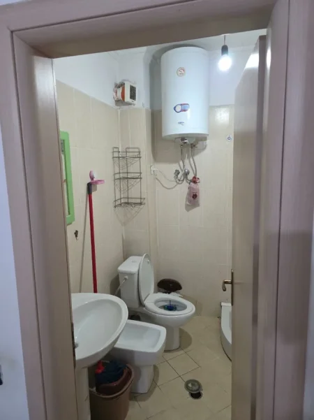Tirane, jepet me qera apartament 1+1 Kati 3, 61 m² 400 € (Bar Bohem ne Astir)