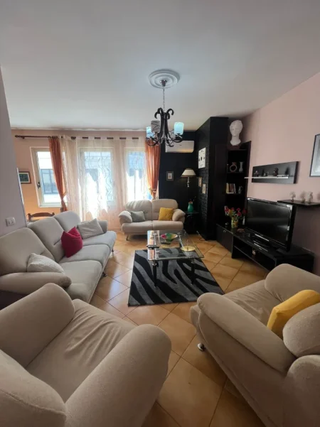Tirane, jepet me qera apartament 2+1+Aneks+Ballkon Kati 3, 100 m² 600 € (kodra e diellit)
