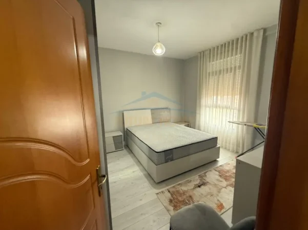 jepet me qera apartament 2+1+Ballkon Kati 7, 78 m² 550 € (bulevardi zhan dark)