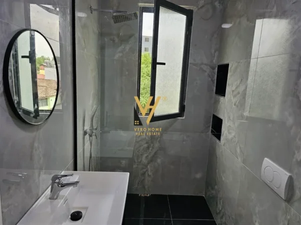 Tirane, jepet me qera apartament 2+1+Ballkon Kati 3, 80 m² 570 € (QSUT)