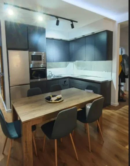 Tirane, jepet me qera apartament 2+1 Kati 7, 105 m² 950 € (KOMUNA E PARISIT)