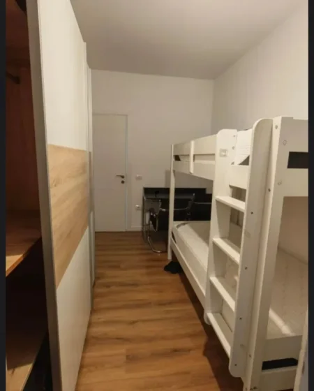 Tirane, jepet me qera apartament 2+1 Kati 7, 105 m² 950 € (KOMUNA E PARISIT)