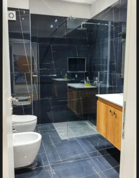 Tirane, jepet me qera apartament 2+1 Kati 7, 105 m² 950 € (KOMUNA E PARISIT)