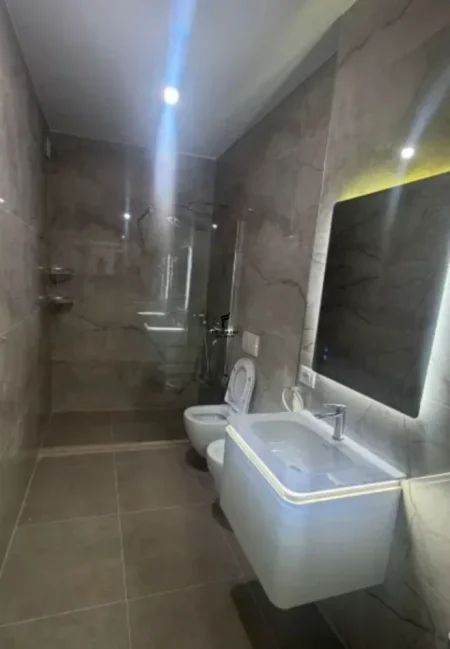 Tirane, jepet me qera apartament 2+1 Kati 1, 115 m² 650 € (LAPRAKE)