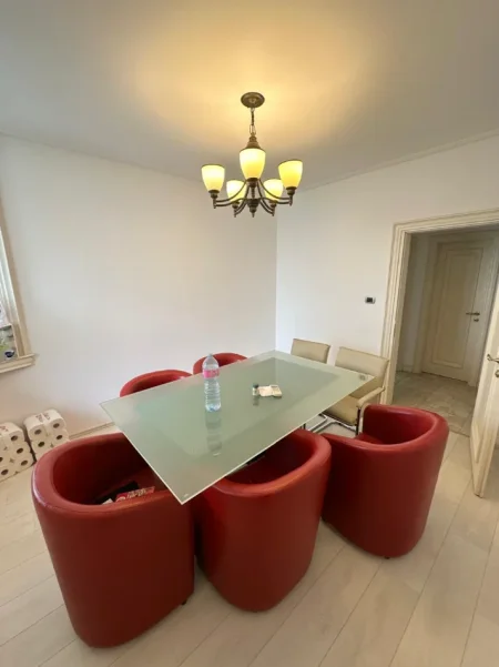 Tirane, jepet me qera zyre Kati 4, 110 m² 1.000 € (Blloku)