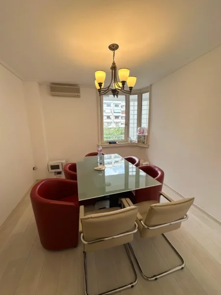 Tirane, jepet me qera zyre Kati 4, 110 m² 1.000 € (Blloku)