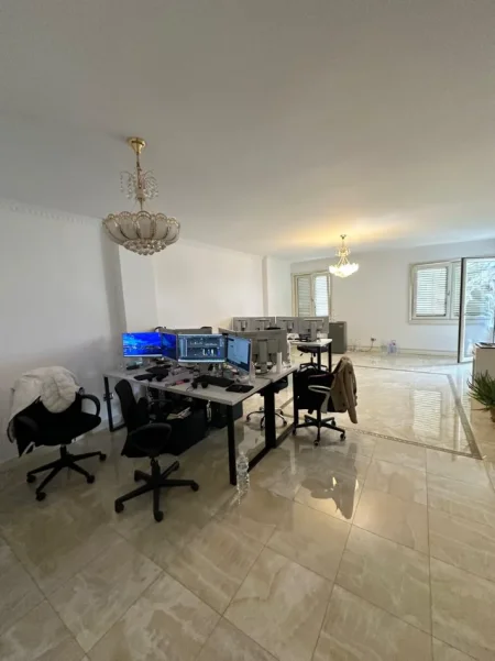 Tirane, jepet me qera zyre Kati 4, 110 m² 1.000 € (Blloku)