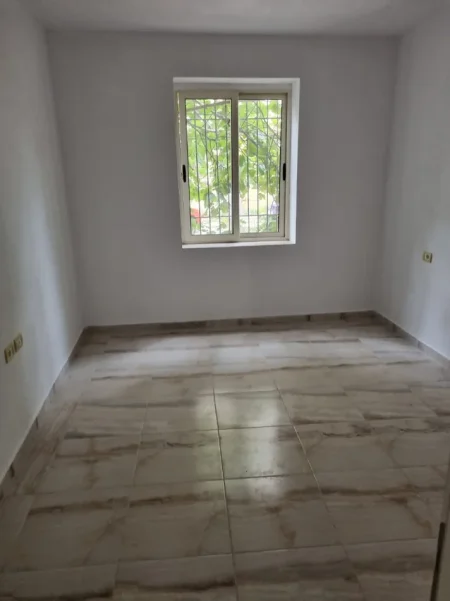Tirane, jepet me qera ambjent biznesi Kati 0, 75 m² 1.000 € (Stadiumi Dinamo, Shushica)