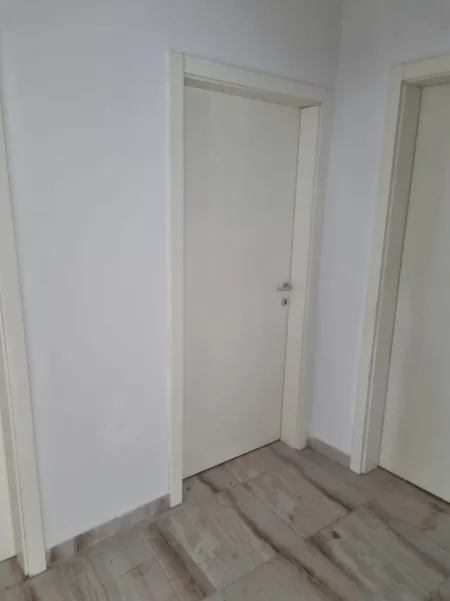 Tirane, jepet me qera ambjent biznesi Kati 0, 75 m² 1.000 € (Stadiumi Dinamo, Shushica)