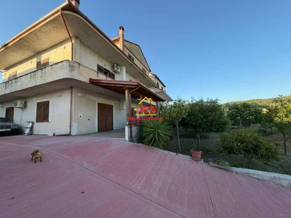 Vlore, jepet me qera Vile 3+1+Ballkon Kati 2, 120 m² 500 € (Rruga Demokracia)
