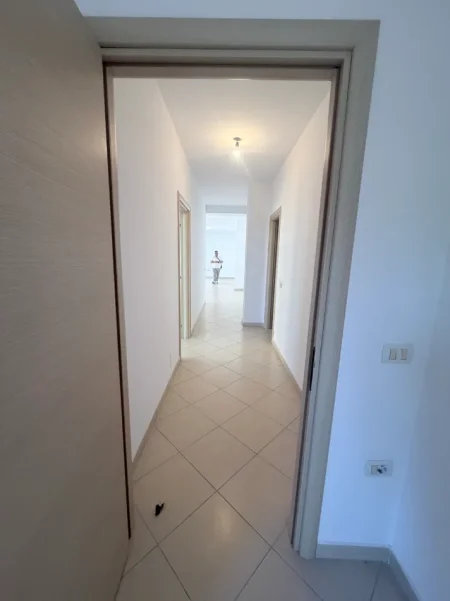 Tirane, shes 2+1+Aneks+Ballkon Kati 5 (tek 21 Dhjetori)