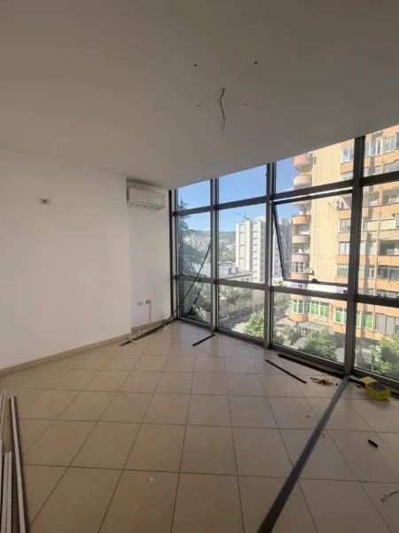 Tirane, shes 2+1+Aneks+Ballkon Kati 5 (tek 21 Dhjetori)