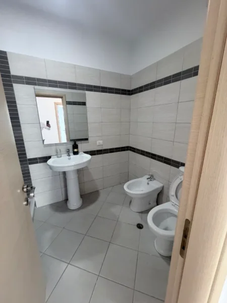Tirane, shes 2+1+Aneks+Ballkon Kati 5 (tek 21 Dhjetori)