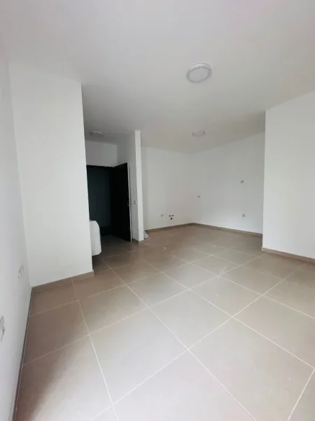 Tirane, jepet me qera zyre Kati 2, 64 m² 680 € (Rruga e Kosovareve)