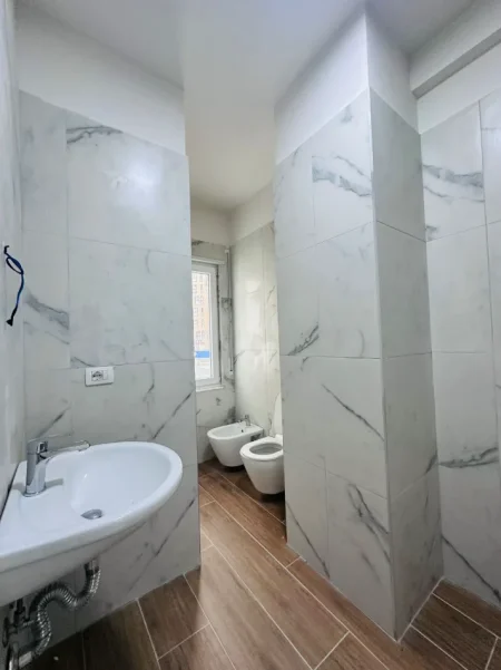 Tirane, jepet me qera zyre Kati 2, 64 m² 680 € (Rruga e Kosovareve)