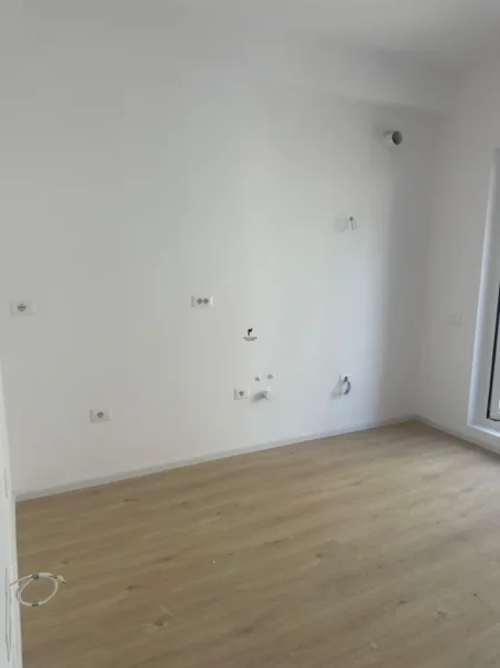Tirane, jepet me qera garsonier Kati 6, 31 m² 300 € (ALI DEMI)