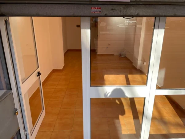 Tirane, jepet me qera ambjent biznesi Kati -1, 33 m² 500 € (Stadiumi Dinamo)