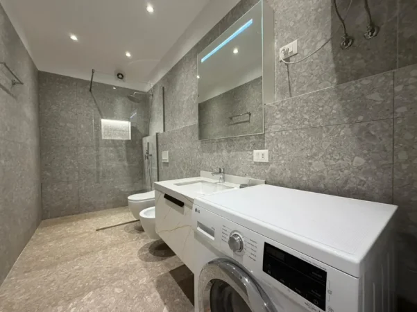Tirane, jepet me qera apartament 2+1 Kati 9, 110 m² 1.000 € (Komuna e Parisit.)