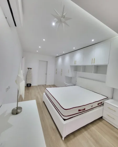 Tirane, jepet me qera apartament 2+1 Kati 5, 120 m² 1.000 € (KODRA E DIELLIT)