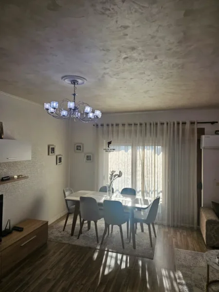 Tirane, jepet me qera apartament 3+1 Kati 16, 150 m² 1.500 € (QENDER)