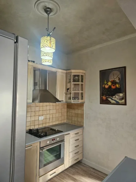 Tirane, jepet me qera apartament 3+1 Kati 16, 150 m² 1.500 € (QENDER)