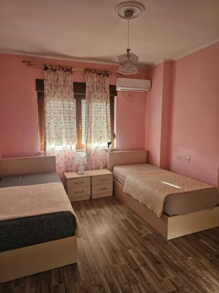 Tirane, jepet me qera apartament 3+1 Kati 16, 150 m² 1.500 € (QENDER)