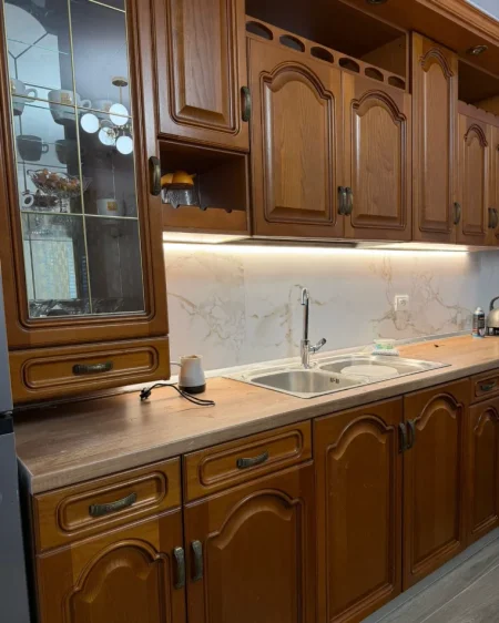 Tirane, jepet me qera apartament 2+1+Ballkon Kati 1, 110 m² 500 € (Siri Kodra)