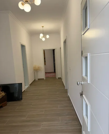 Tirane, jepet me qera apartament 2+1+Ballkon Kati 1, 110 m² 500 € (Siri Kodra)