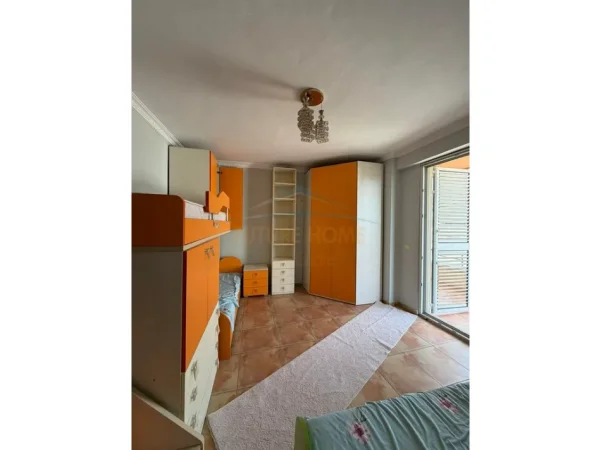 Tirane, jepet me qera apartament 2+1+Ballkon Kati 8, 98 m² 450 € (astir)