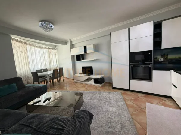 Tirane, jepet me qera apartament 2+1+Ballkon Kati 8, 98 m² 450 € (astir)