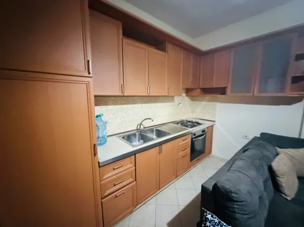 Tirane, jepet me qera apartament 1+1+Ballkon Kati 5, 68 m² 450 € 