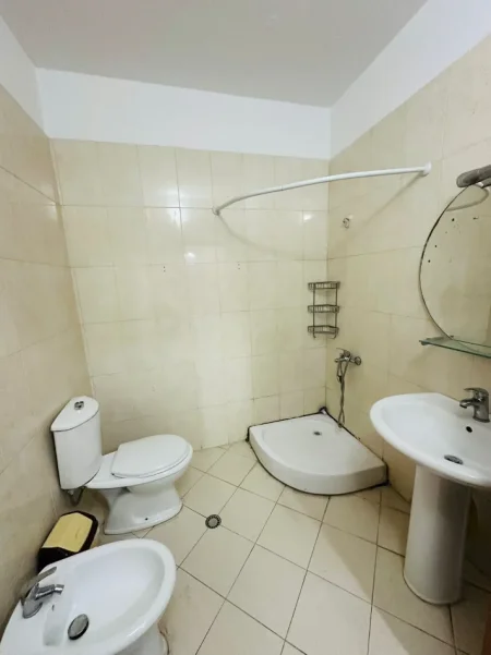 Tirane, jepet me qera apartament 1+1+Ballkon Kati 5, 68 m² 450 € 