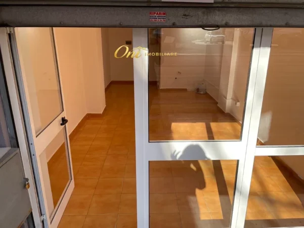 Tirane, jepet me qera dyqan Kati 0, 33 m² 500 € (KOMUNA E PARISIT)