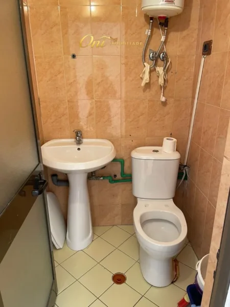 Tirane, jepet me qera dyqan Kati 0, 33 m² 500 € (KOMUNA E PARISIT)