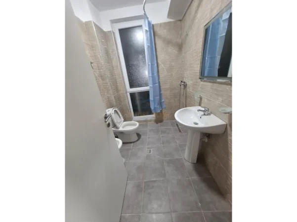 Tirane, jepet me qera apartament 2+1 Kati 2, 85 m² 500 € (5 Maj)