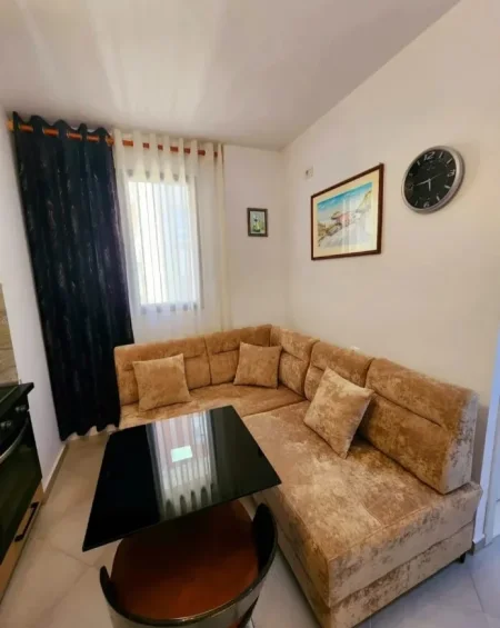 Tirane, jepet me qera apartament 1+1+Aneks+Ballkon Kati 4, 45 m² 400 € (medreseja)