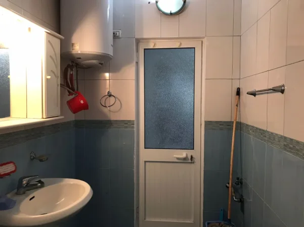 Tirane, jepet me qera apartament 1+1 Kati 3, 58 m² 350 € (rruga Gaqo Tashko Tirane.)