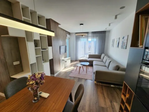Tirane, jepet me qera apartament 2+1+Ballkon Kati 11, 92 m² 800 € (21 Dhjetori, Kompleksi Magnet)