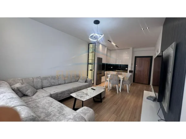 Tirane, jepet me qera apartament 1+1+Ballkon Kati 5, 65 m² 500 € (Urban Gate)