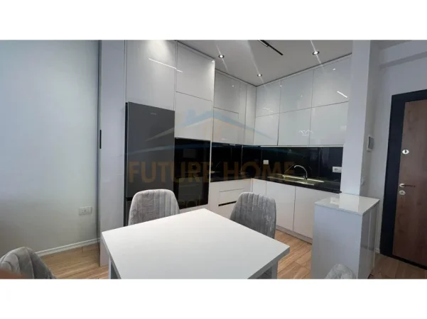 Tirane, jepet me qera apartament 1+1+Ballkon Kati 5, 65 m² 500 € (Urban Gate)