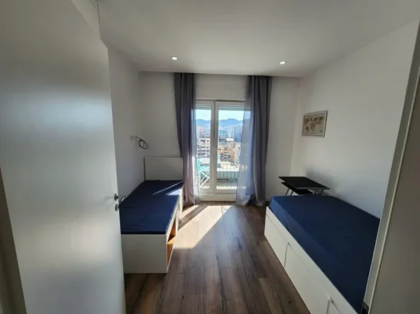 Tirane, jepet me qera apartament 2+1+Ballkon Kati 11, 91 m² 800 € (21 Dhjetori, Kompleksi Magnet)