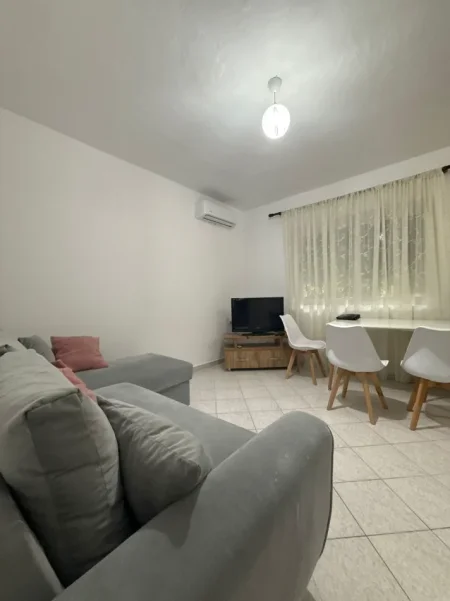 Tirane, jepet me qera apartament 1+1+Ballkon Kati 2, 70 m² 400 € (Laprak)